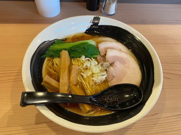 「醤油らーめん850円+大盛り150円+チャーシュー150円 計1」@らーめん まるの写真