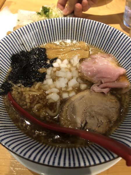 「背脂醤油ラーメン」@焼きあご塩らー麺  たかはし 歌舞伎町店の写真