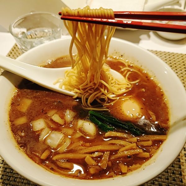 「焦がし煮干し味玉らぁめん細麺950円」@らぁめんや やしげるの写真