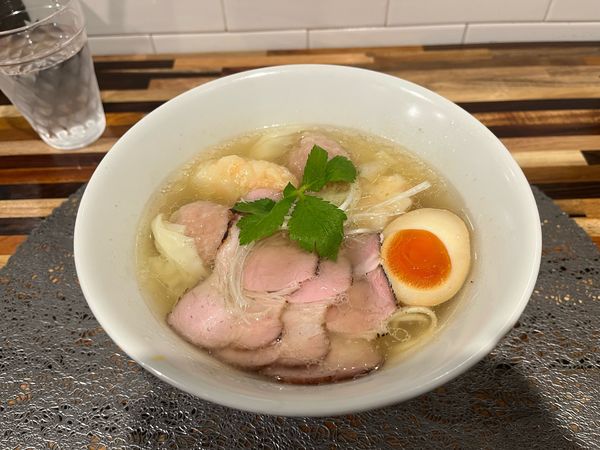 「エビ2肉2ワンタンラァ麺（しお山椒）」@麺屋おやゆびの写真
