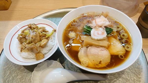 「極上かつお節の中華そば1400円+知床鶏もも炙り焼丼450円」@中華そば 深緑の写真