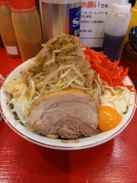「まぜそば(小)￥900＋紅しょうが￥50」@ラーメン鷹の目 北千住店の写真