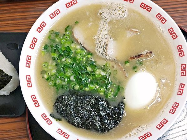 「ラーメン＋ゆでたまご＋おにぎり」@ラーメン 旦過の写真