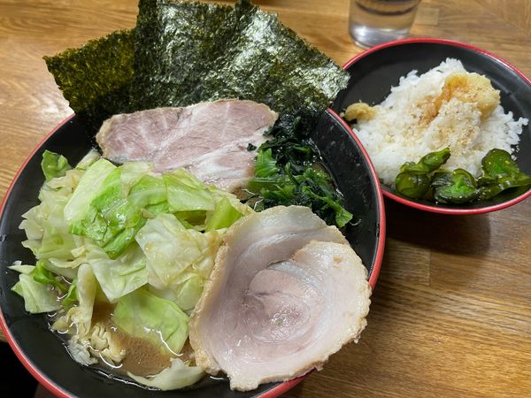 「ラーメン＋キャベツ＋Twitter限定豚バラ＋無料ライス」@麺家 紫極の写真