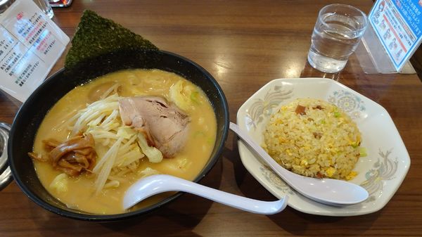 「おやじ麺（950円）＋味付玉子（100円）＋半チャーハン」@北海道らーめん おやじ 田名店の写真