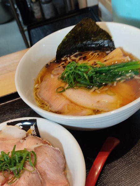 「淡麗醤油らーめん＋まかない豚ロースト丼」@超純水採麺 天国屋の写真