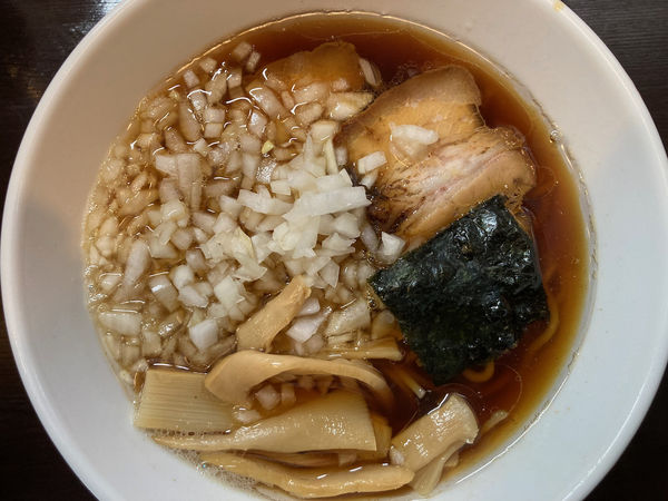 「醤油らーめん 450円（きざみ玉ねぎ+100円）」@中華そば いっけんめ 茨大店の写真