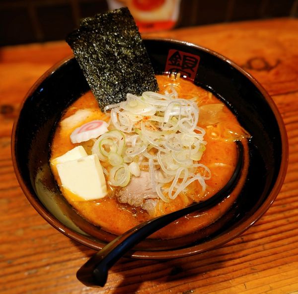 「辛みそにんにくバターらーめん」@熟成らーめん 銀のくらの写真