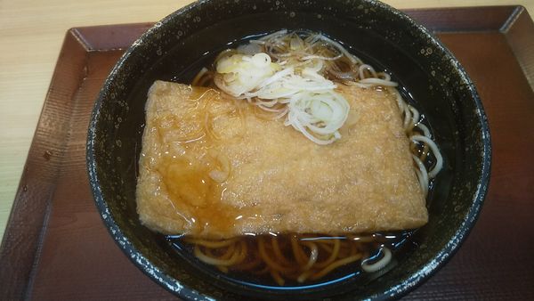 「かけそば+きつね(¥340+無料クーポン)」@梅もと 新宿西口店の写真