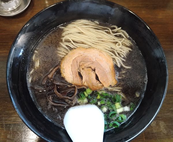 「ラーメン黒 ￥750」@TONKOTSU MANIの写真