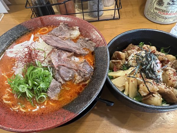 「牛骨うま辛・大盛り＋もつメシ（950＋540円）」@いぶくろ食堂ラーメン部の写真