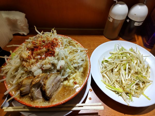 「ネギらーめん＋ネギ(別皿) ヤサイ アブラ」@らーめん バリ男 豊洲店の写真