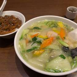 海鮮麺+日替わり丼(ランチメニュー) 935円