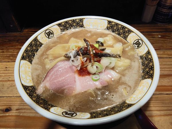 「煮干しラーメン肉入り　900円」@すごい煮干ラーメン凪 新宿ゴールデン街店 本館の写真