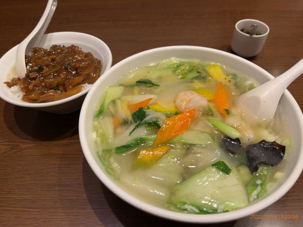 「海鮮麺+日替わり丼(ランチメニュー) 935円」@謝謝 船橋駅前南口店の写真