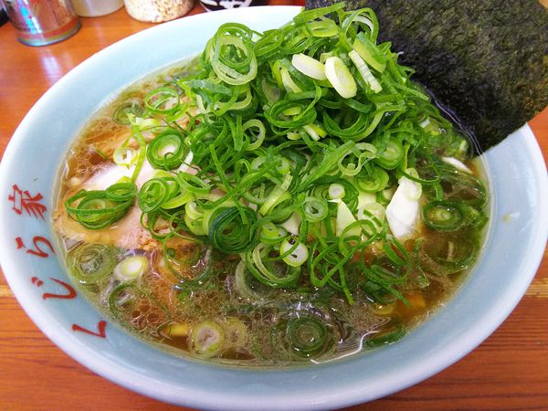 「醤油　横浜豚骨ラーメン　並　※硬め＆濃いめ　＋九条ネギ：㋚券」@ラーメン くじら家の写真
