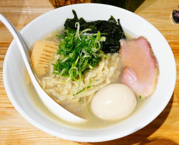 「味玉貝塩らーめん＋わかめ＋ビール」@らーめん 改の写真