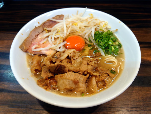 「限定 徳島中華そば(真っ赤卵変更)+豚バラ肉」@中華そば 梟の写真