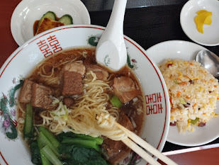 「ランチ 牛バラ麺と半チャーハンセット(880)」@中華料理 四川食府の写真