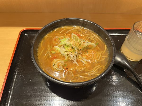 「よもだカレーそば550円」@よもだそば 新宿西口店の写真