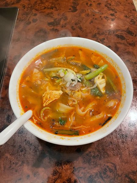 「マーラー牛肉刀削麺(880円)」@楊家菜館の写真