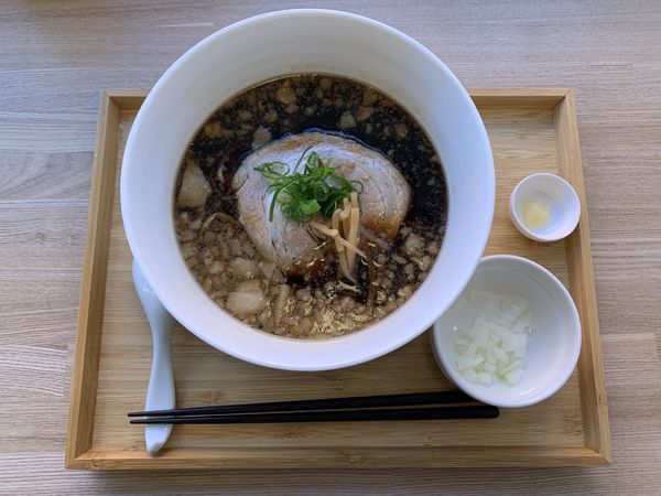 「黒い鶏醤油拉麺 & 和え玉」@鶏醤油拉麺専門店そうわの写真