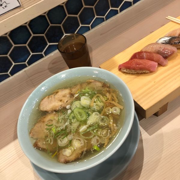 「赤酢五貫と真鯛ラーメンハーフ」@鮨とラーメン うおがしや 鶴屋町店の写真