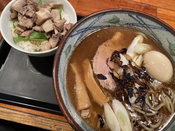 「味玉らー麺＋チャーシューごはん（1170円）」@魔乃巣の写真