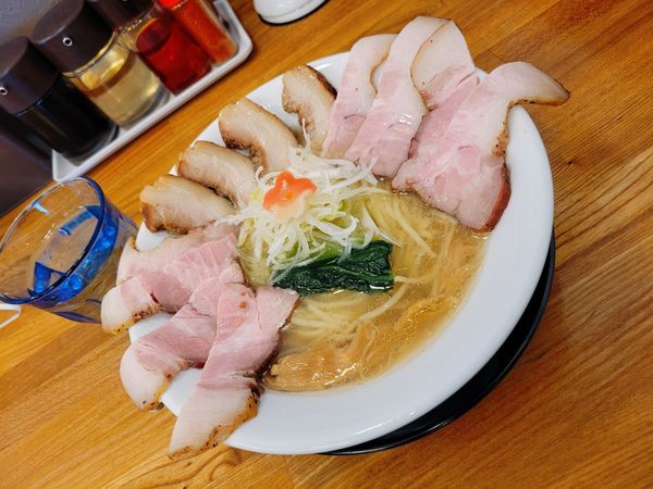 「白醤油そば(チャーシュー) + 釜焼きチャーシュー」@麺彩 こはねの写真