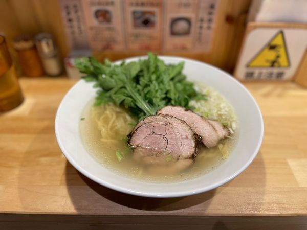 「本丸塩味らぁ〜麺¥900、春菊¥150」@横濱 本丸亭 新橋店の写真