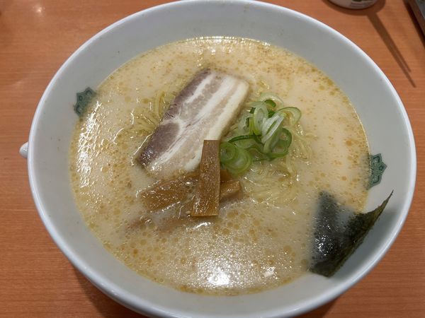 「大盛とんこつラーメン　麺硬め」@日高屋 さいたま新都心店の写真