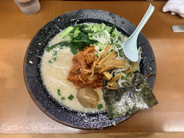 「ミソホルモン900円＋小松菜100円」@屋台ラーメンとんこつ貴生 稔台店の写真