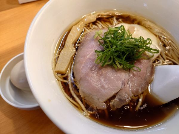 「醤油らぁ麺800円＋味玉(無料クーポン)」@らぁ麺 はやし田 池袋店の写真