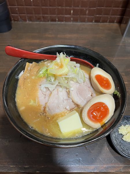「味卵味噌チャーシュー麺(トッピングバター)」@麺処 花田 池袋店の写真