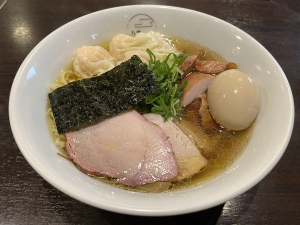 「白だしエビワンタン麺ハーフ平打ち　切り落としチャーシュー味玉」@八雲の写真