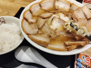 「限定・メガ盛り焼豚ラーメン＋ランチ無料半ライス(1380)」@喜多方ラーメン 坂内 石川町店の写真