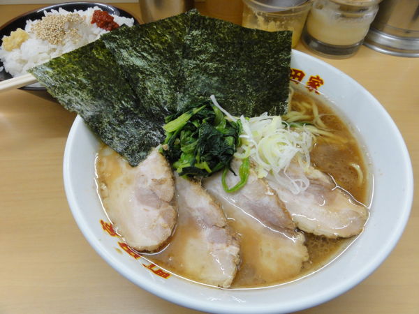 「中盛チャーシュー麺1080円バリ硬、濃い目。ライス150円。」@横浜ラーメン 町田家 新宿南口店の写真