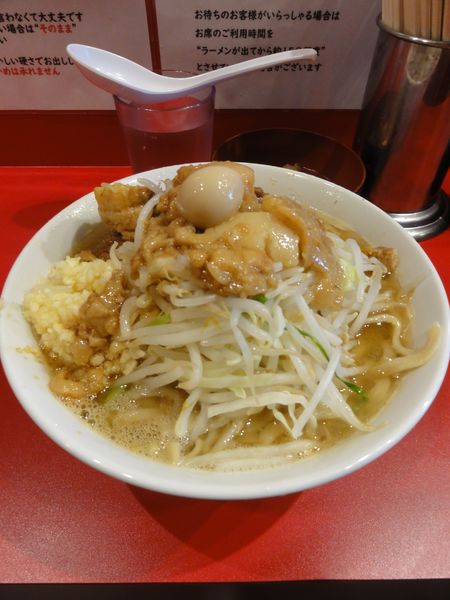 「ラーメン少なめ830円ニンニク多め、脂！脂生卵50円」@麺屋HEROの写真