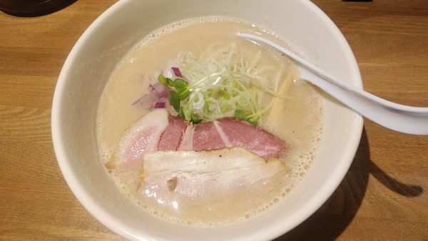 「貝出汁豚骨らーめん」@大餃列の写真