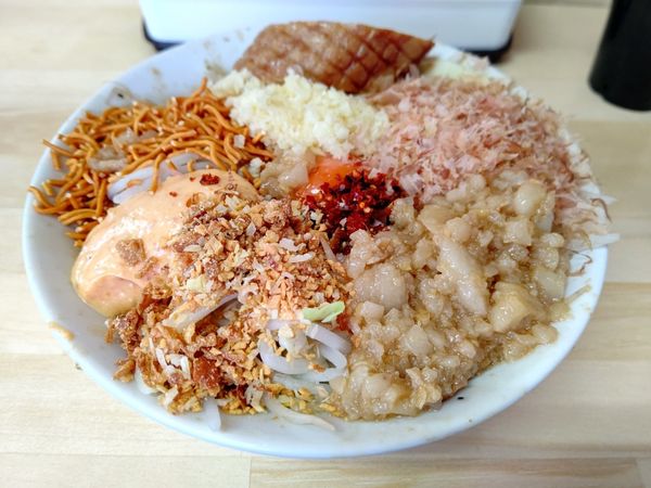 「まぜそば(並盛・200g・全増し)940円」@ハイマウントMの写真