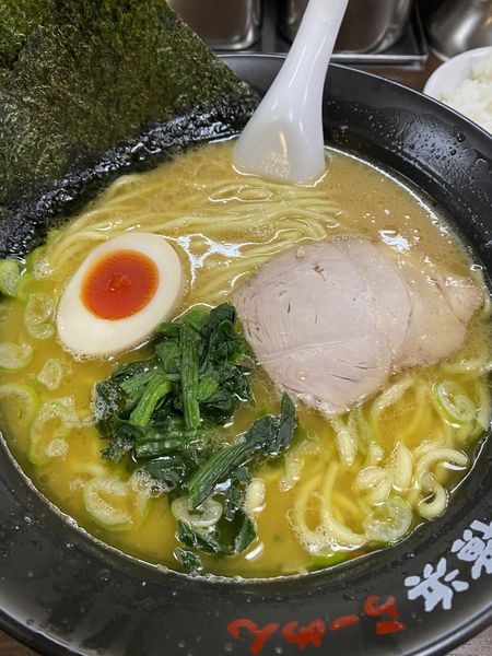 「らーめん（中盛り）＋半ライス」@壱八家 スカイビル店の写真