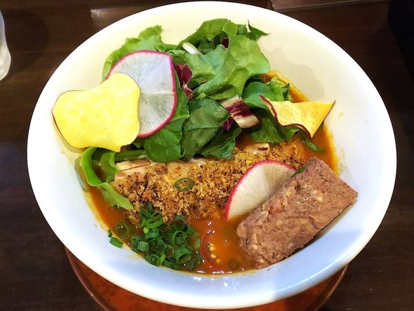「チキン香草パン粉焼きのトマトすーぷsoba　1600円」@sobabar Ciliegioの写真