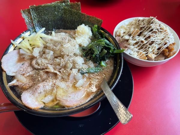 「チャーシューメン（３枚）＋玉ネギ＋チャーシューまぶし大盛り」@王道家直伝 との丸家 八潮店の写真