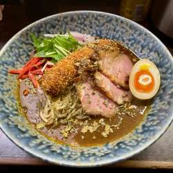 メンチカツカレーら〜めん半玉入り（950円）