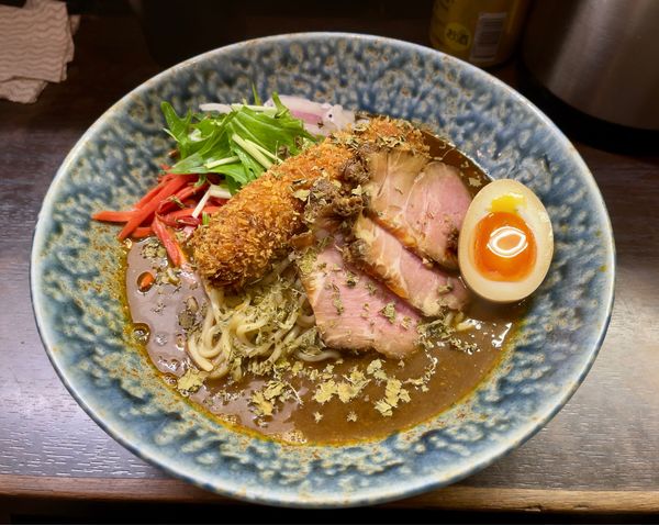 「メンチカツカレーら〜めん半玉入り（950円）」@尼龍の写真