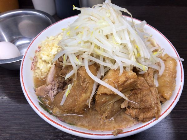 「小ラーメン(ニンニク)+豚+生卵 1100円」@ラーメン二郎 川越店の写真