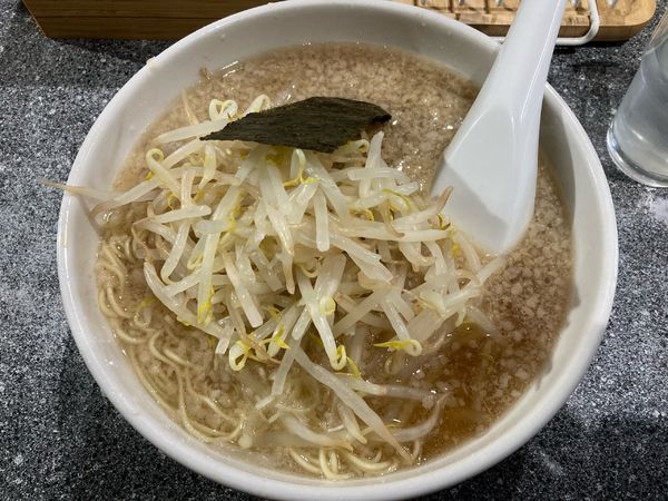 「醤油らーめん　大盛り、もやしトッピング　1000円」@丸富の写真