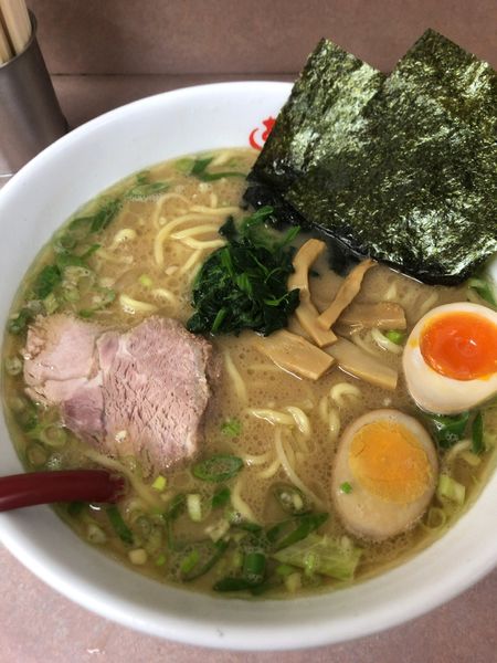 「ラーメン(大盛り)」@横浜ラーメン あばん 上尾西口駅前店の写真