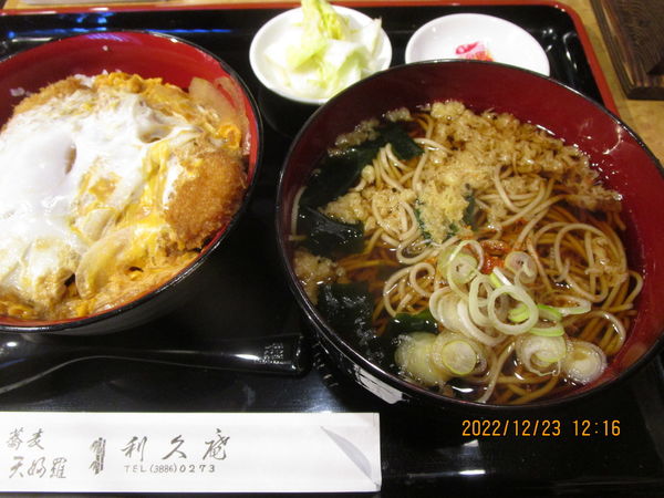 「たぬき蕎麦とトンカツ丼セット 1080円」@そば処 利久庵の写真