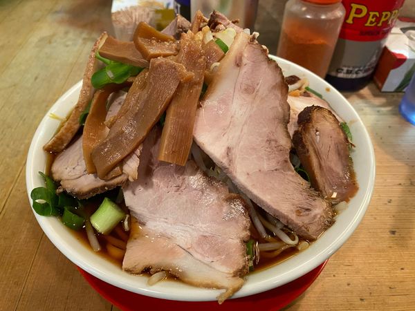 「醤油ラーメン大盛り(麺マシ、チャーシュー増し)」@らーめんやまちゃんの写真